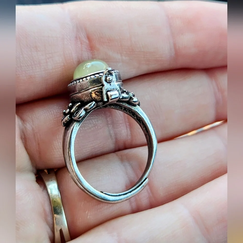 Prehnite Poison Ring. Adjustable Oil Jewlery. Vintage Victorian Style. - Picture 5 of 5